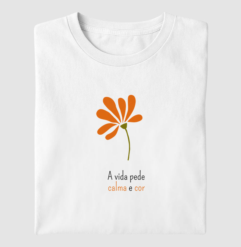 Camiseta a vida pede calma e cor